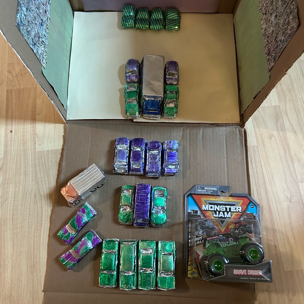 Hot Wheels Monster Jam Grave Digger with Crushable Cars